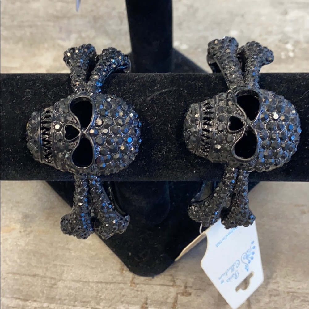 Black rhinestone skull bracelet